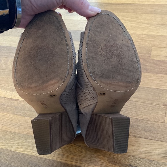 *last chance!!* Vince Camuto | Women’s tan suede side zip wedges - Picture 13 of 16